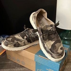 Hey Dudes camo women’s size 7